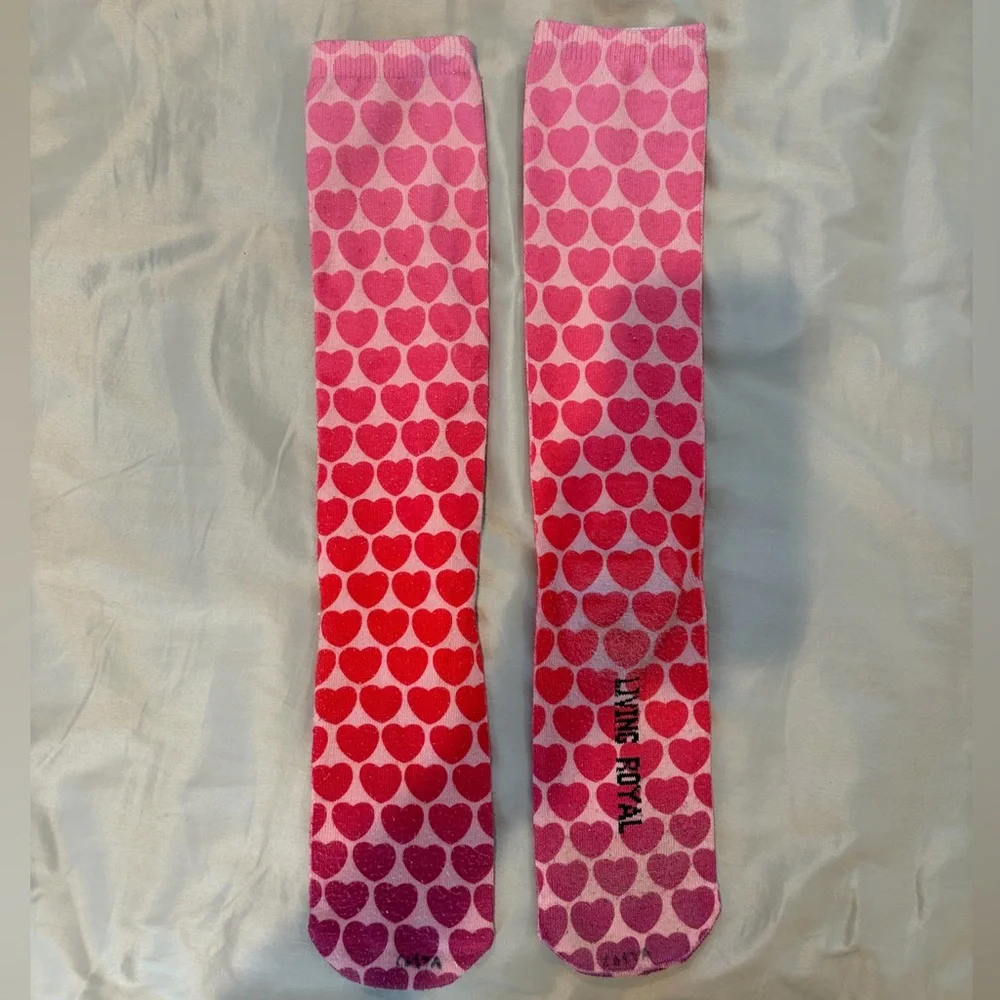 Heart Gradient Knee-High Socks in Pink and Red